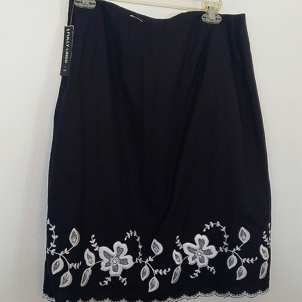 Black linen skirt NWT embroidered w/white flower stitching sz10 fully lined